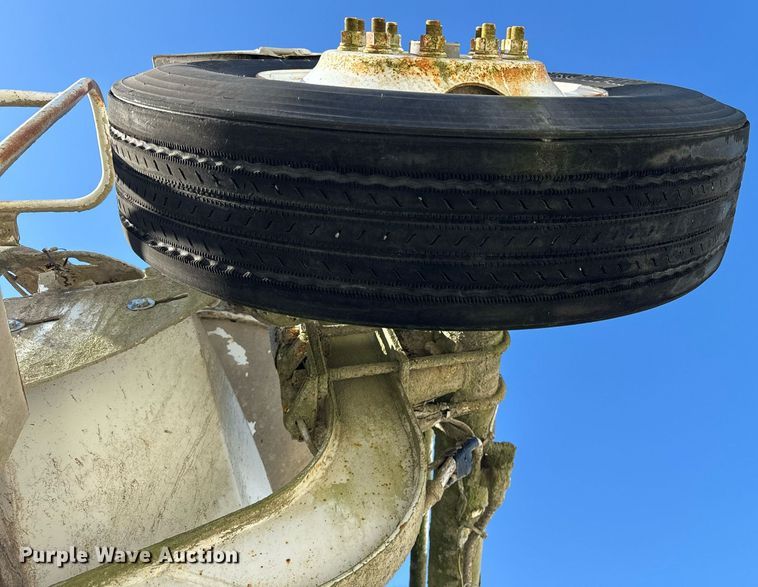 image for item DT2099 1999 Mack  RD690S ready mix truck