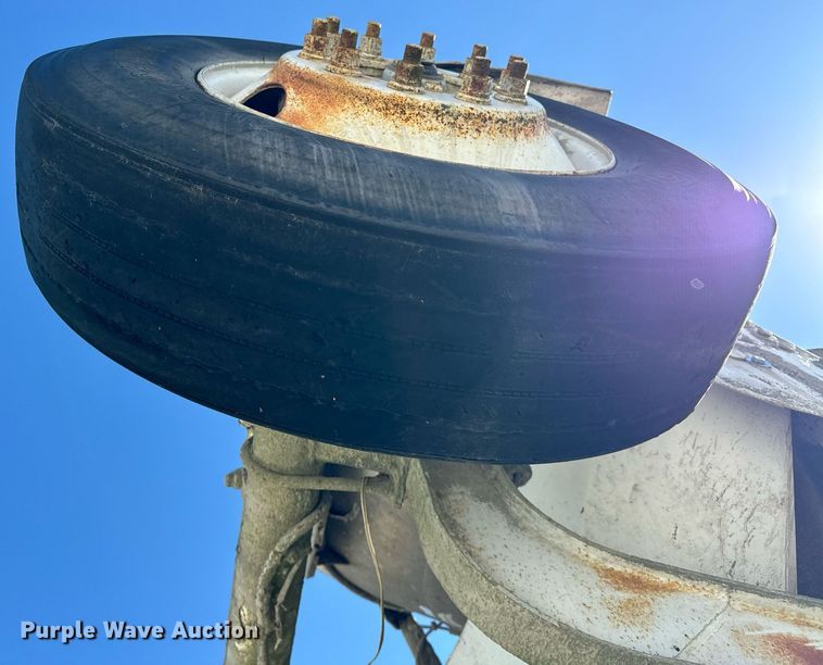 image for item DT2099 1999 Mack  RD690S ready mix truck