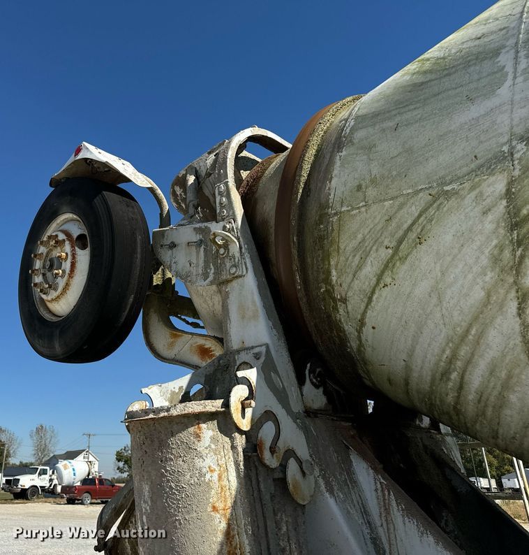 image for item DT2099 1999 Mack  RD690S ready mix truck