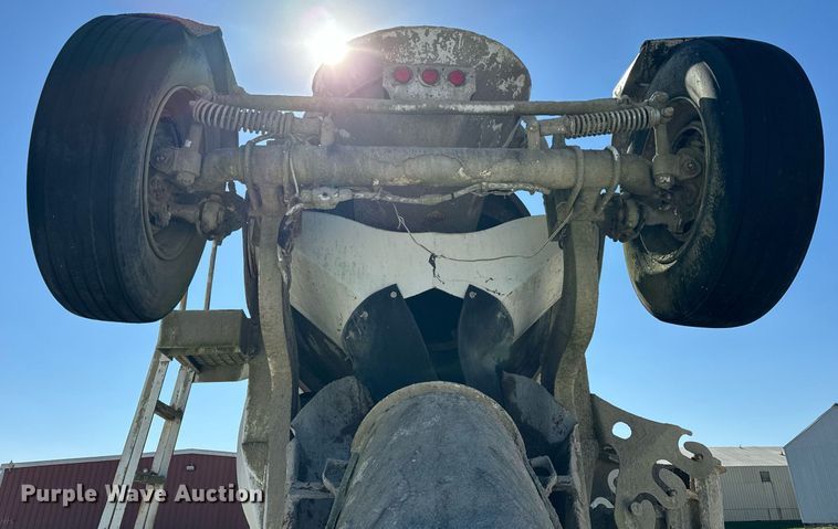 image for item DT2099 1999 Mack  RD690S ready mix truck