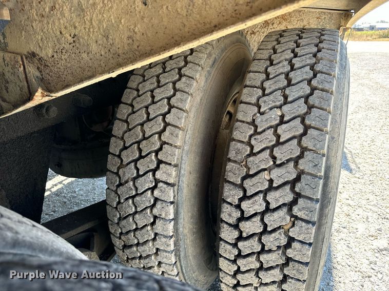 image for item DT2099 1999 Mack  RD690S ready mix truck