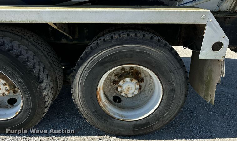 image for item DT2099 1999 Mack  RD690S ready mix truck