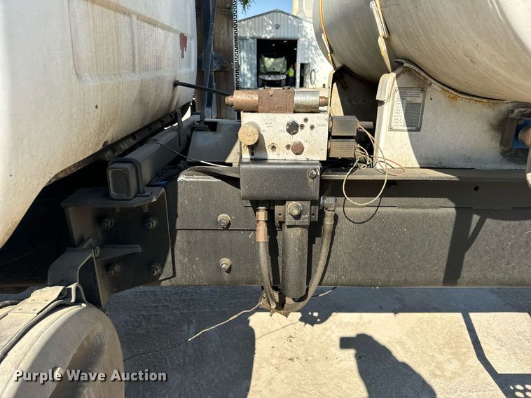 image for item DT2100 1998 Mack  RD690S ready mix truck