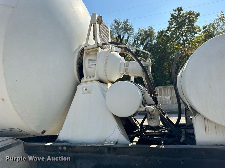 image for item DT2100 1998 Mack  RD690S ready mix truck