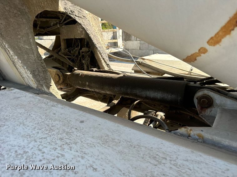 image for item DT2100 1998 Mack  RD690S ready mix truck