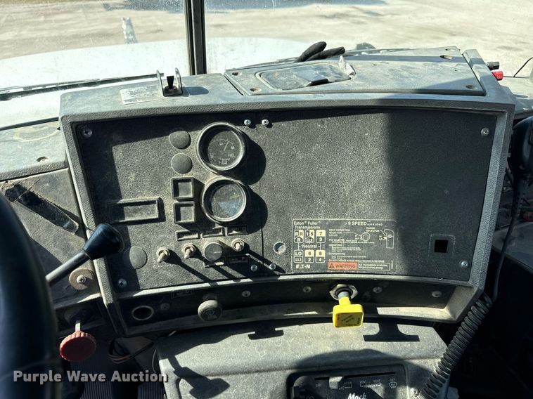 image for item DT2100 1998 Mack  RD690S ready mix truck