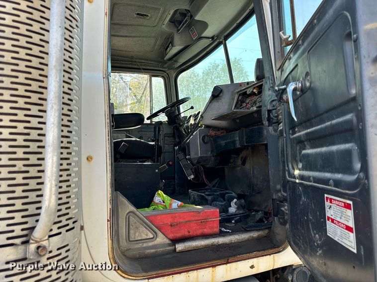 image for item DT2100 1998 Mack  RD690S ready mix truck