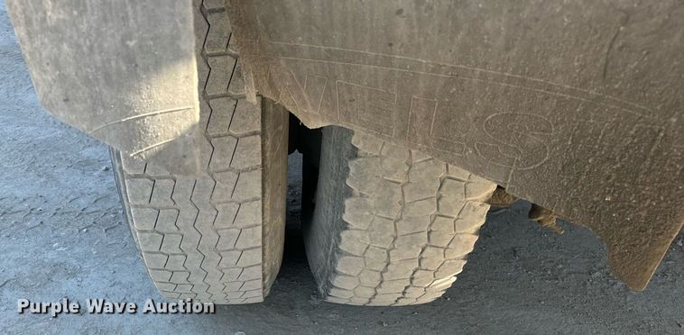 image for item DT2100 1998 Mack  RD690S ready mix truck