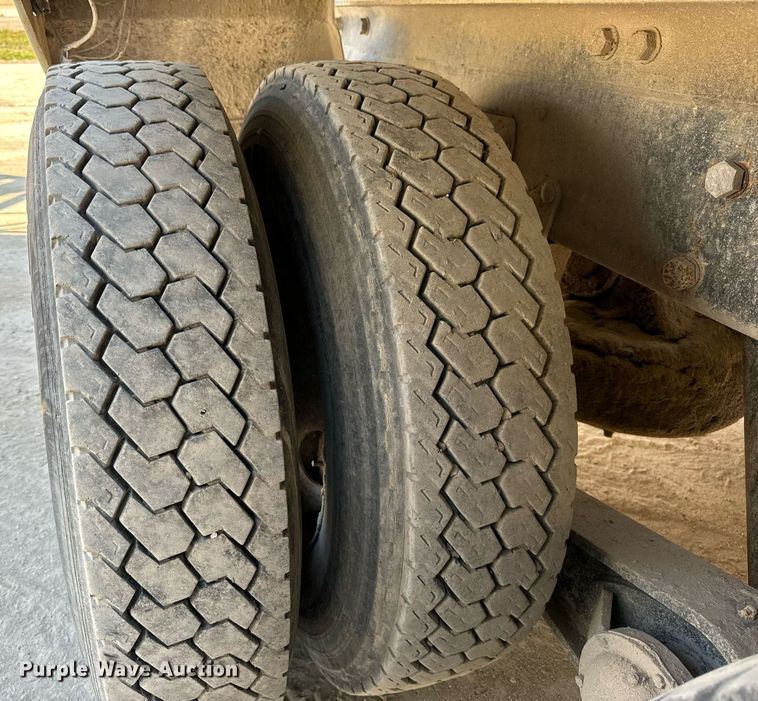 image for item DT2100 1998 Mack  RD690S ready mix truck