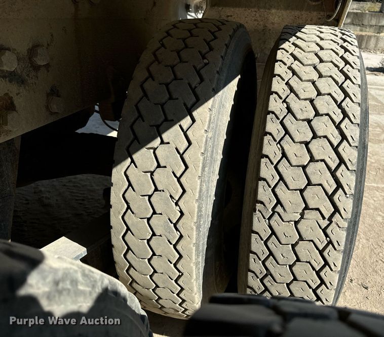 image for item DT2100 1998 Mack  RD690S ready mix truck