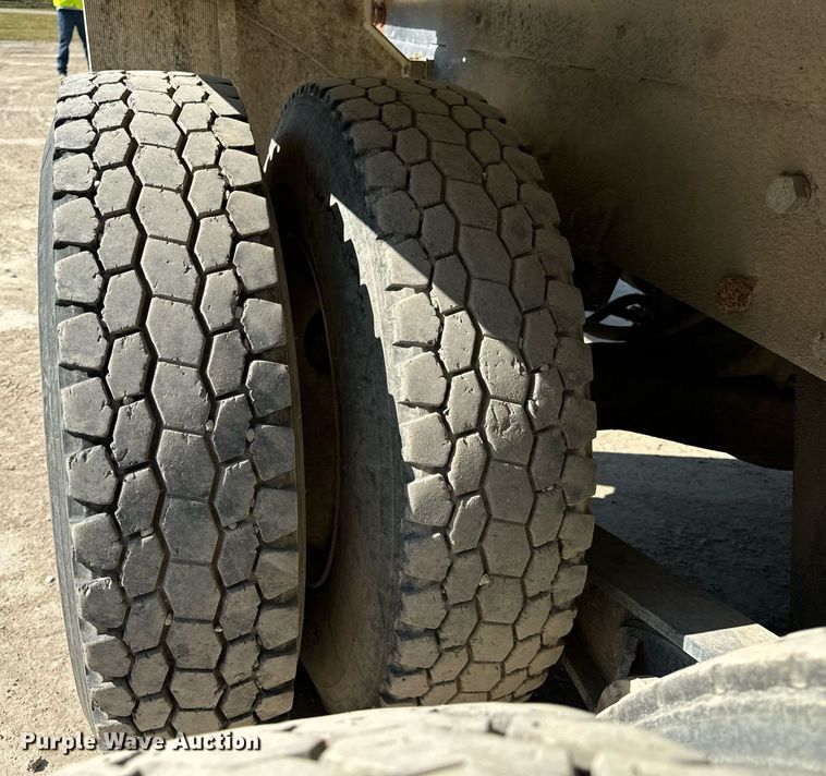 image for item DT2100 1998 Mack  RD690S ready mix truck