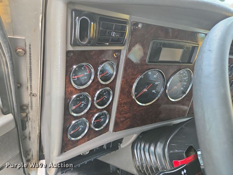 image for item DT5289 2013 Kenworth  T270 utility / service truck