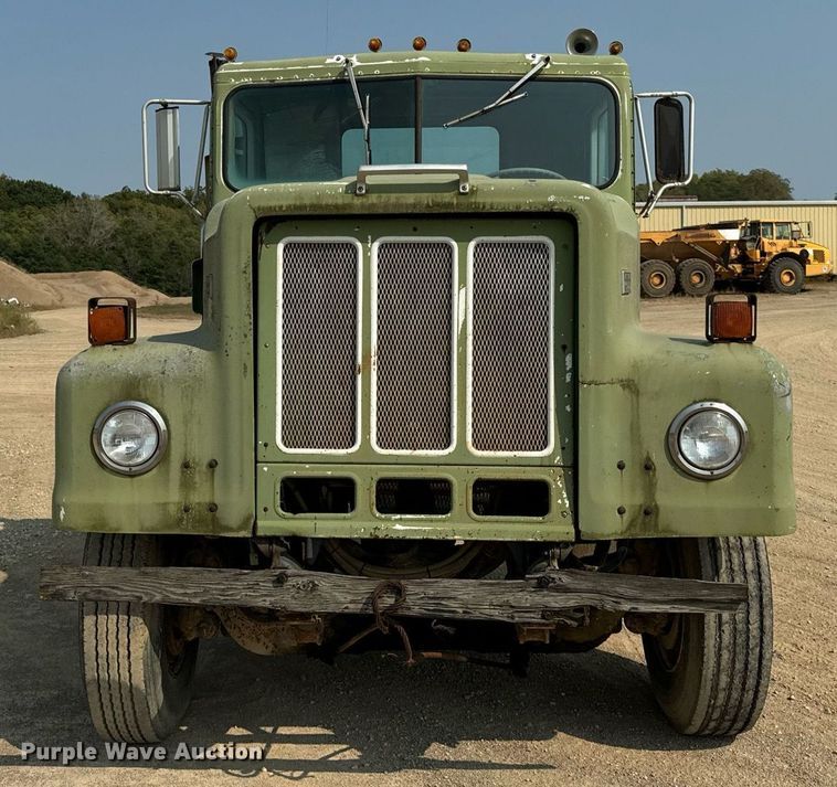 image for item DV5910 1978 International  Paystar 5000 truck cab and chassis