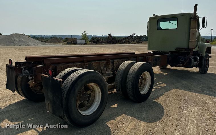 image for item DV5910 1978 International  Paystar 5000 truck cab and chassis