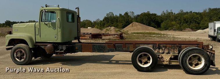 image for item DV5910 1978 International  Paystar 5000 truck cab and chassis