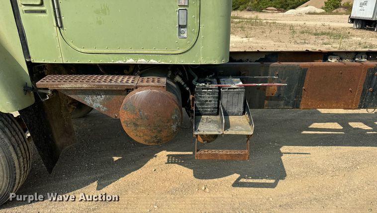 image for item DV5910 1978 International  Paystar 5000 truck cab and chassis