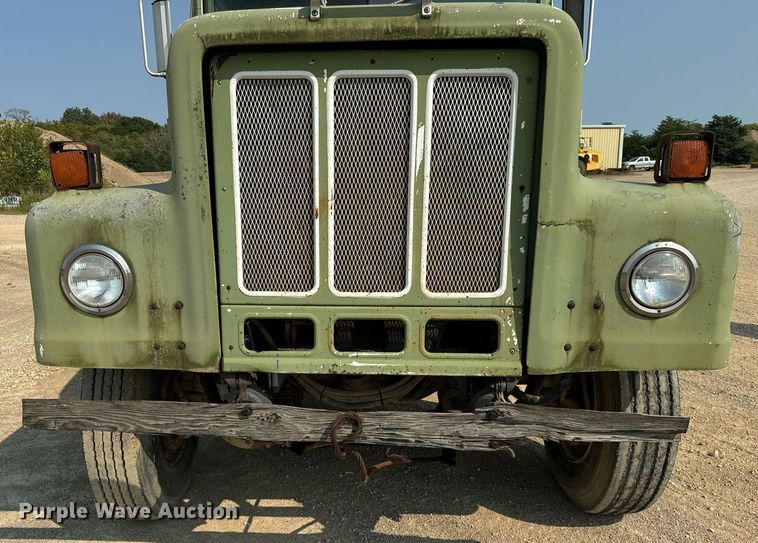 image for item DV5910 1978 International  Paystar 5000 truck cab and chassis