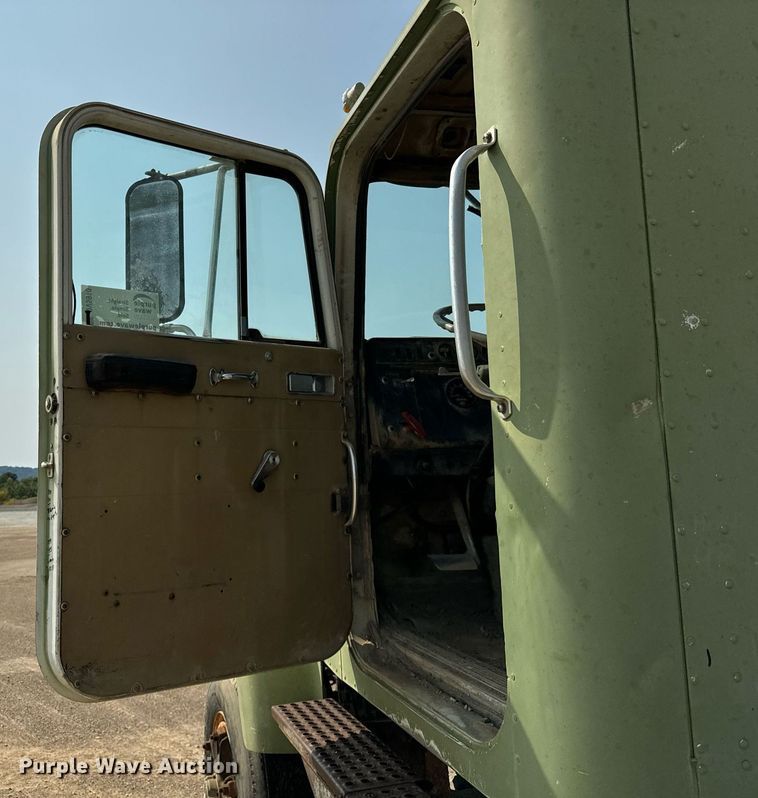 image for item DV5910 1978 International  Paystar 5000 truck cab and chassis