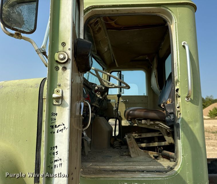 image for item DV5910 1978 International  Paystar 5000 truck cab and chassis