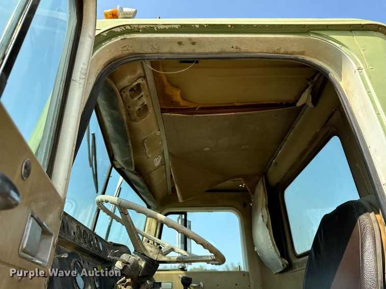 image for item DV5910 1978 International  Paystar 5000 truck cab and chassis