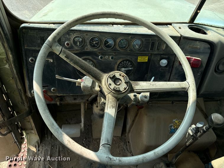 image for item DV5910 1978 International  Paystar 5000 truck cab and chassis