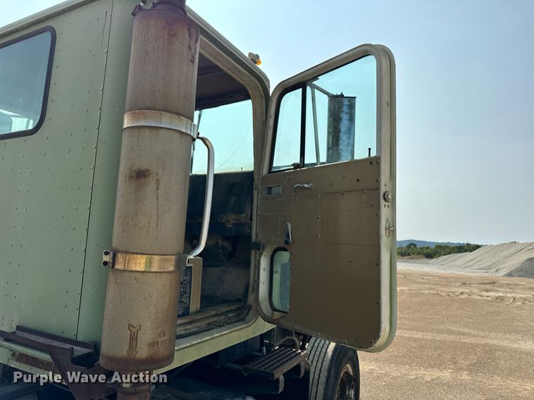image for item DV5910 1978 International  Paystar 5000 truck cab and chassis