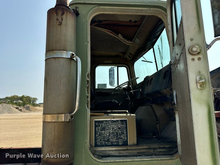 image for item DV5910 1978 International  Paystar 5000 truck cab and chassis