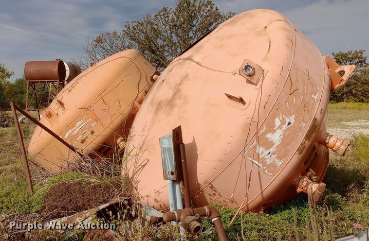 image for item DW0780 (2) concrete pots