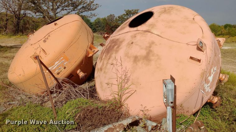 image for item DW0780 (2) concrete pots