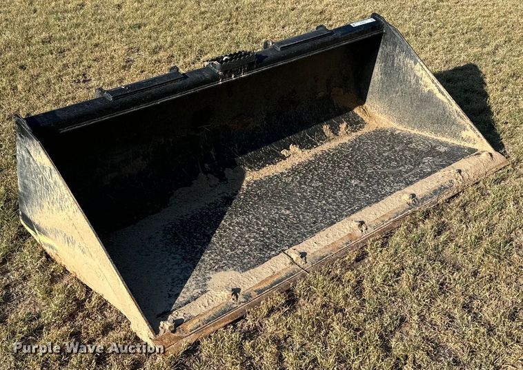 image for item DX3525 John Deere C72 skid steer bucket