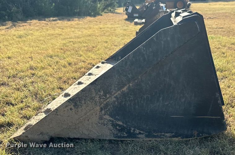 image for item DX3525 John Deere C72 skid steer bucket