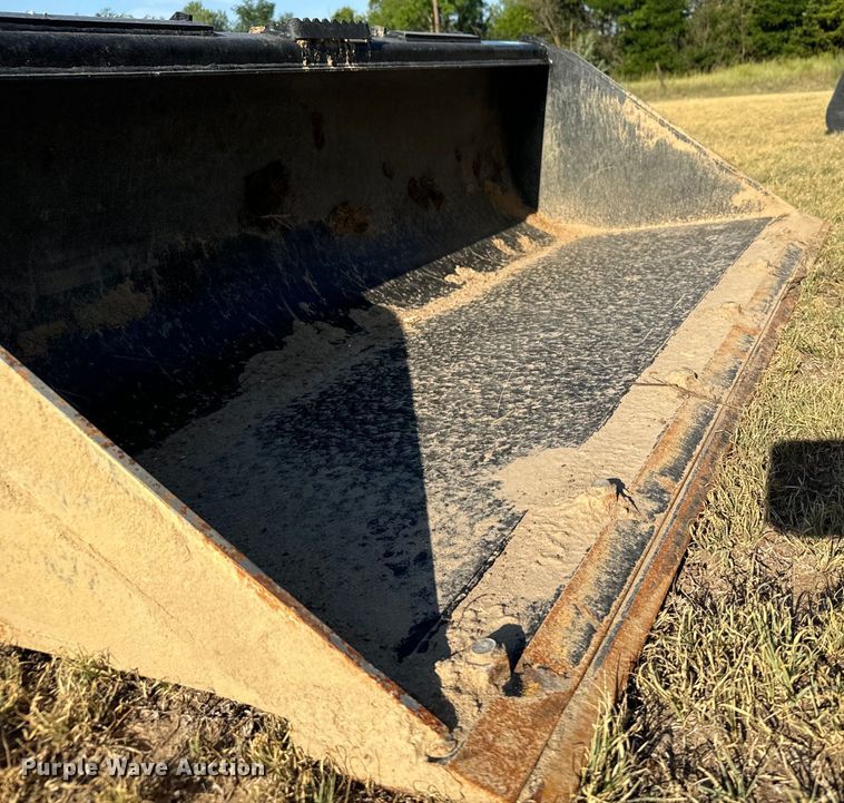 image for item DX3525 John Deere C72 skid steer bucket