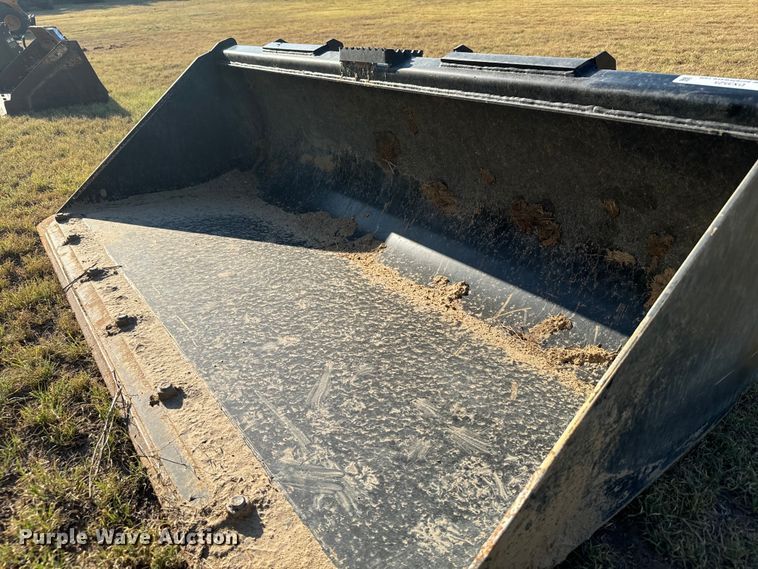 image for item DX3525 John Deere C72 skid steer bucket