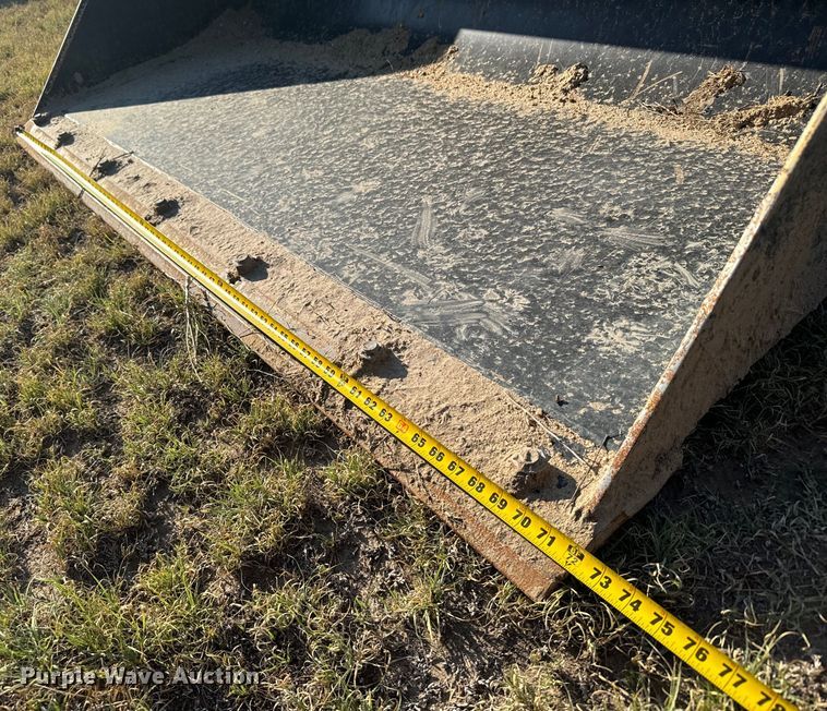 image for item DX3525 John Deere C72 skid steer bucket