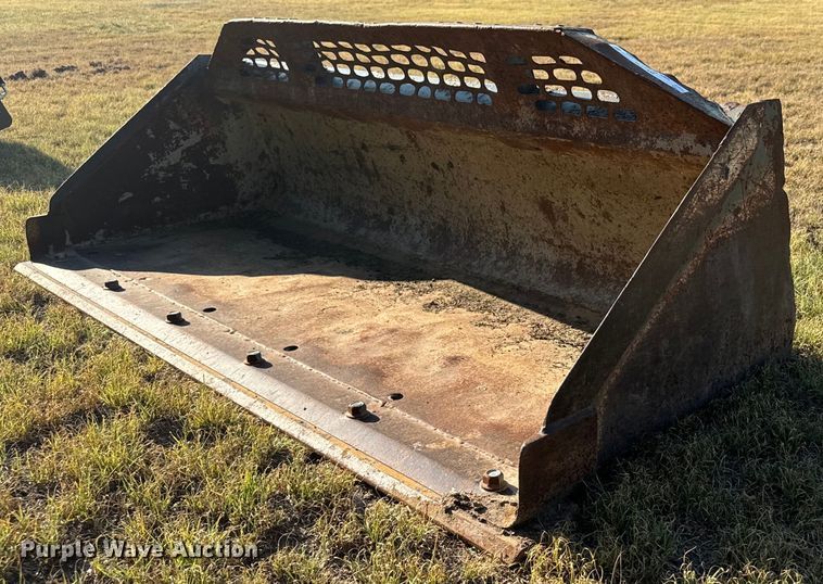 image for item DX3526 Star Equipment skid steer bucket