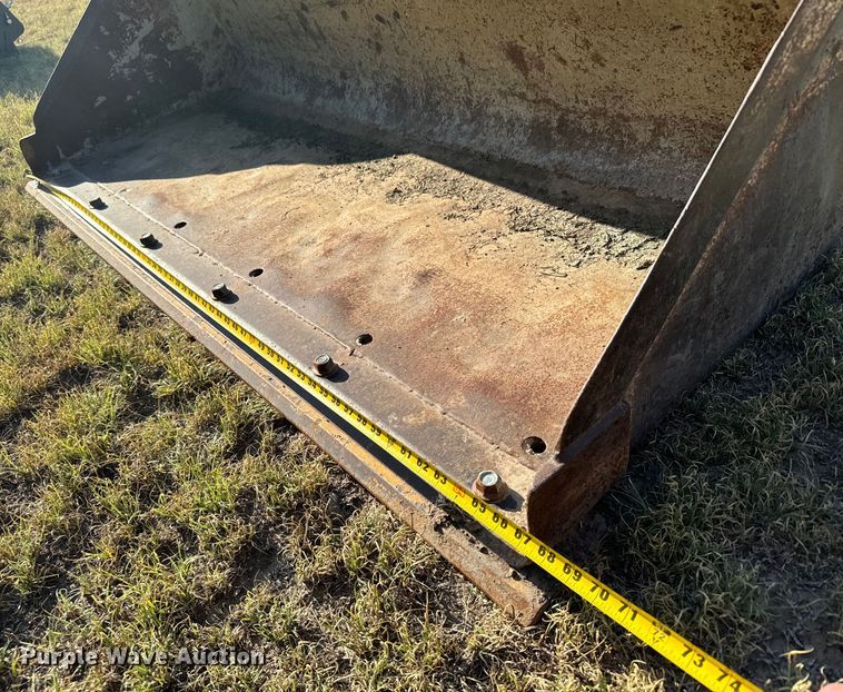 image for item DX3526 Star Equipment skid steer bucket