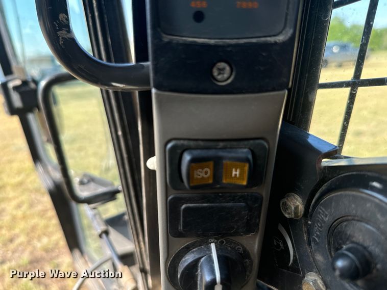 image for item DX3531 2013 Case SV300 skid steer loader