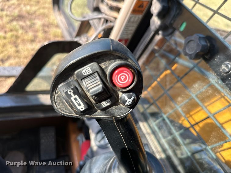 image for item DX3531 2013 Case SV300 skid steer loader