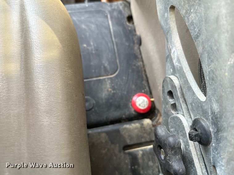 image for item DX3531 2013 Case SV300 skid steer loader