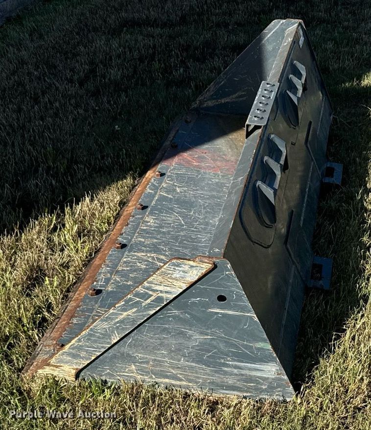 image for item DX3619 Skid steer bucket