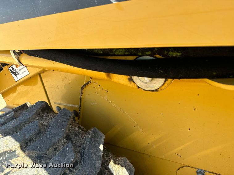 image for item DX3633 2005 John Deere 320 skid steer loader