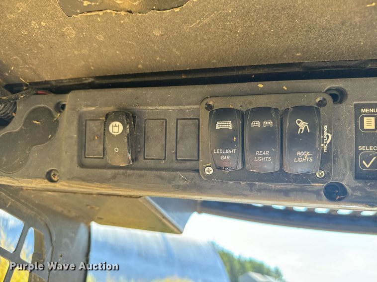 image for item DX3633 2005 John Deere 320 skid steer loader