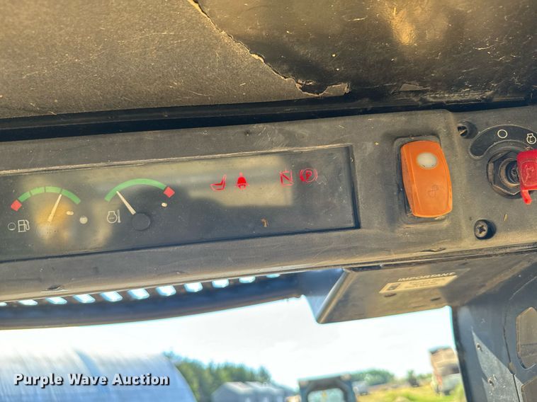 image for item DX3633 2005 John Deere 320 skid steer loader