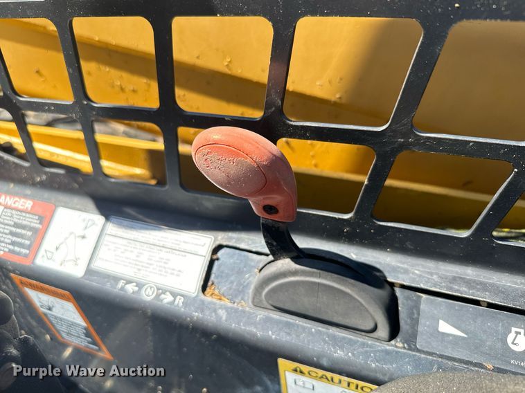 image for item DX3633 2005 John Deere 320 skid steer loader