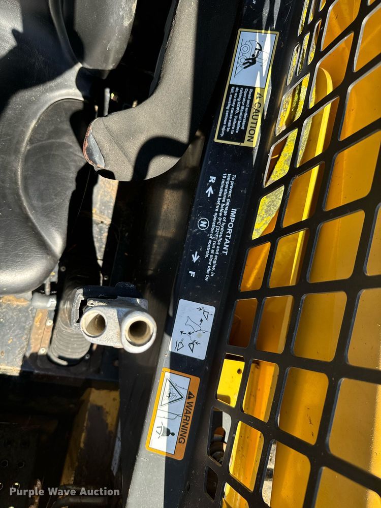 image for item DX3633 2005 John Deere 320 skid steer loader