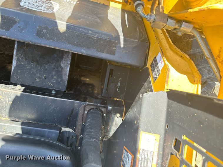 image for item DX3633 2005 John Deere 320 skid steer loader