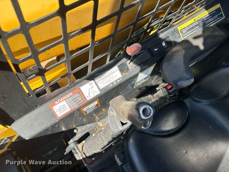 image for item DX3633 2005 John Deere 320 skid steer loader