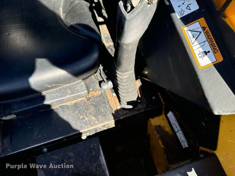 image for item DX3633 2005 John Deere 320 skid steer loader