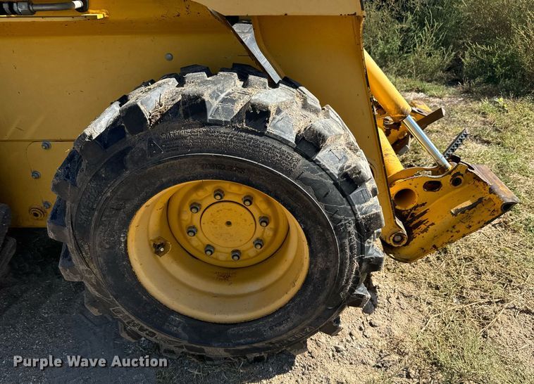 image for item DX3633 2005 John Deere 320 skid steer loader