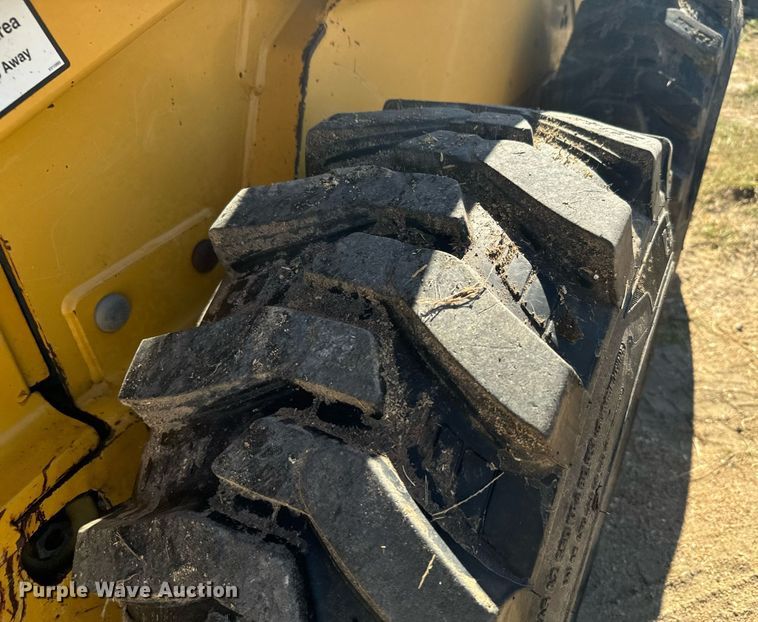 image for item DX3633 2005 John Deere 320 skid steer loader